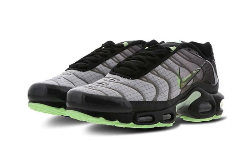 gray nike air max plus